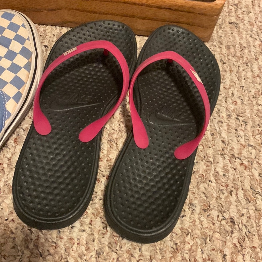nike flip flops